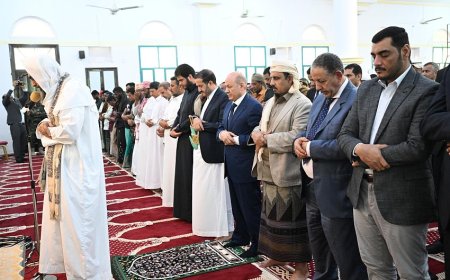 الرئيس العليمي ومجلي يؤديان صلاة الجمعة مع جموع المصلين في مدينة المكلا
