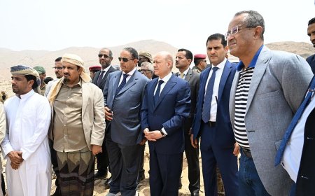 رئيس مجلس القيادة الرئاسي يتفقد عددًا من المشاريع الانمائية في مدينة المكلا