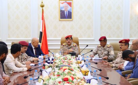 وزير الدفاع يشيد بالدور المحوري لمحافظة تعز في موجهة مليشيا الحوثي