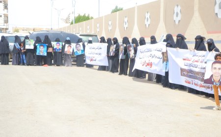 مأرب .. وقفة احتجاجية تطالب الحكومة بوقف عبث مليشيا الحوثي بالقضاء وترهيب المختطفين.