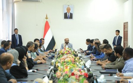 العرادة يترأس لقاءً موسعاً للسلطة المحلية وشركاء العمل الإنساني بمأرب