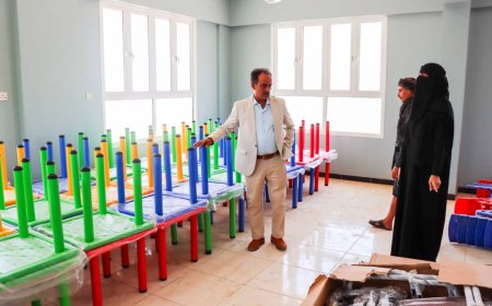 فيما تفقد مشروع بناء مظلة في مدرسة الجلاء ..الزهري يطلع على توريد الأثاث المدرسية للفصول حديثة الإنشاء بمدارس خورمكسر