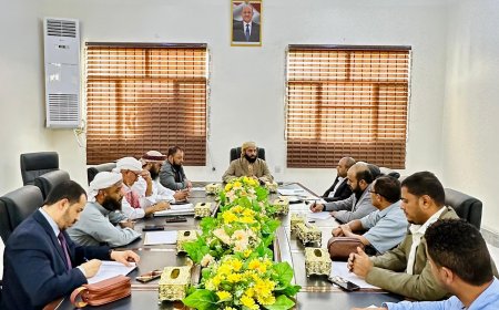 وزير الأوقاف والإرشاد يناقش سبل تطوير قطاعي الأوقاف والاستثمار بالوزارة 