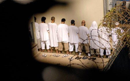 سلطنة عمان ترحل 28 يمنياً من معتقلي غوانتانامو