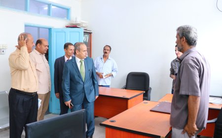 رئيس المجلس الأعلى لصندوق المهارات وزير التعليم العالي يزور مبنى الصندوق بعدن ويناقش تحديات العمل وآفاق التطوير