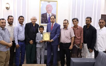وزير الشباب والرياضة يّكرم الطفل المعجزة يسلم وليد السعيدي