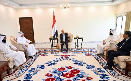 رئيس مجلس القيادة يشيد بدور الكويت ومؤسساتها الخيرية في تخفيف معاناة الشعب اليمني