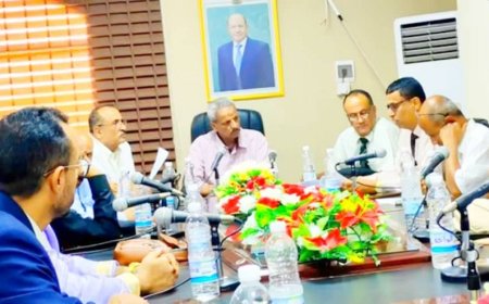 محافظ لحج يجتمع باللجنة التحضيرية لكلية الطب ومكتب الـ "يونيپس"