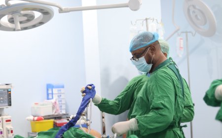 برعاية المحرّمي.. بدء إجراء العمليات الجراحية بالمخيم الطبي في مستشفى عدن الخيري