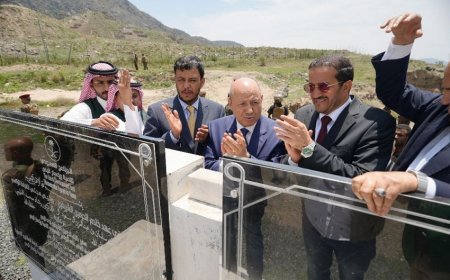 الرئيس العليمي وعضوا المجلس عبدالله العليمي وعثمان يضعون حجر اساس عدد من المشاريع السعودية في تعز