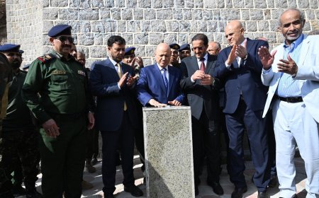 الرئيس العليمي وعضوا المجلس يضعون حجر الأساس لنصب الشهداء التذكاري