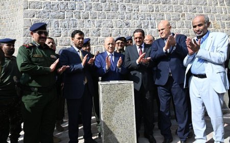 رئيس مجلس القيادة وعضوا المجلس يضعون حجر الاساس لنصب الشهداء التذكاري بتعز