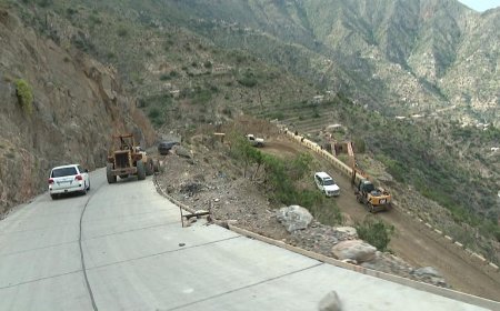 رئيس مجلس القيادة وعضوا المجلس العليمي ومجلي يتفقدون مشروع طريق هيجة العبد الاستراتيجي