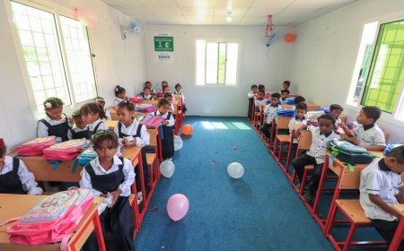 مركز الملك سلمان للإغاثة يوزع الحقيبة والزي المدرسي لطلاب حضرموت