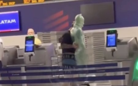 مسافر يحاول شحن صديقه كأمتعة ! فيديو