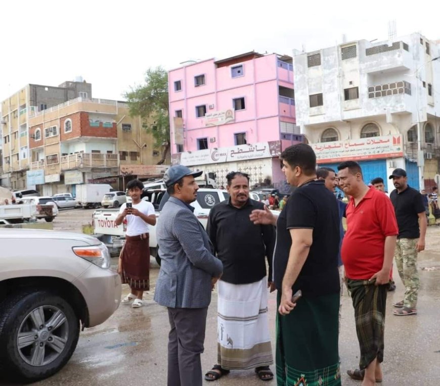 محافظ حضرموت يتفقّد أضرار الموجة المدارية على أحياء ديس المكلا ويوجّه بسرعة إزالة المخلفات وفتح الطرق