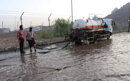 استمرار شفط مياه الأمطار من الشوارع والأحياء السكنية بمديرية البريقة