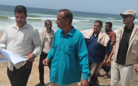 تسليم مشروع تطوير مراكز الإنزال السمكي بمنطقتي الحامي والريدة للمقاول