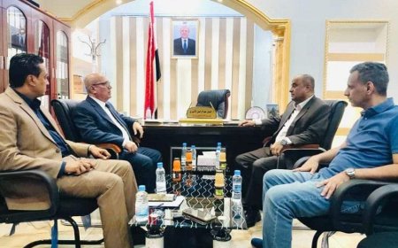 الوزيران بن بريك والأغبري يناقشان تعزيز الإيرادات العامة وتنمية الموارد المحلية