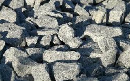 نهاية "مؤلمة" لشاب سقط هاتفه بين الصخور (صور)