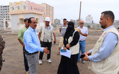 الزهري يسلم موقع بناء مدرسة الشهيد سالم قطن بخورمكسر للجهات المنفذة