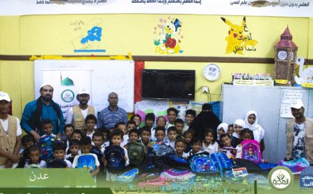 مؤسسة الهجرة تختتم مشروع توزيع الحقيبة المدرسية للأيتام وأبناء الأسر الفقيرة والنازحين بمناطق عدن