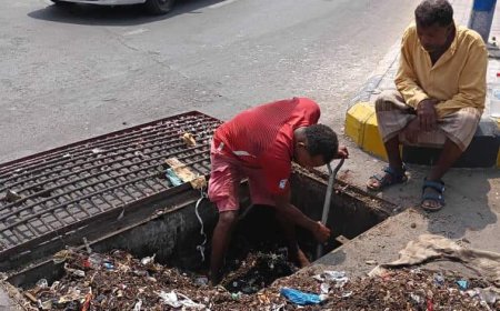 عدن.. صندوق النظافة بصيرة يواصل رفع المخلفات المتراكمة بممرات السيول