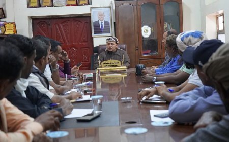 محافظ سقطرى يناقش الاستعدادات لاستقبال الموسم السياحي بالمحافظة