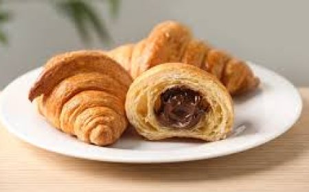 الكرواسون المحشو بالشوكولاتة في المقلاة الهوائية