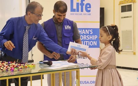 لايف للإغاثة والتنمية تدشن مشروع توزيع كفالات الأيتام والحقيبة المدرسية في عدن