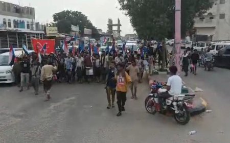 وفد عدن بقيادة المناضل أديب العيسي يصل زنجبار للمشاركة في مليونية "عشال ولا للإرهاب"