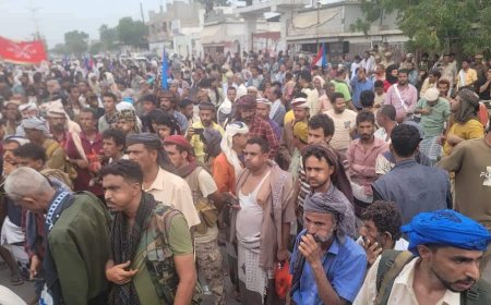 أبين.. حشود غفيرة تكتظ بهم ساحة مليونية عشال في زنجبار للمطالبة بالكشف عن مصير المخفيين قسراً