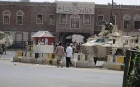 عدن.. قوة مسلحة تقتحم مبنى وزارة الدفاع وتنهب كل الوثائق والمستندات