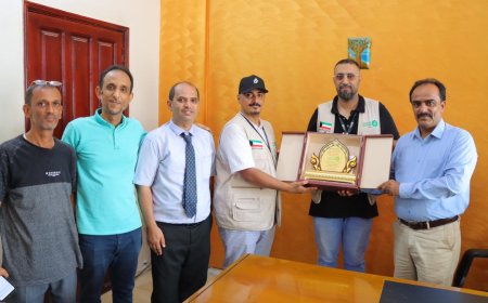 مدير عام خور مكسر يكرّم جمعية العون المباشر الكويتية تقديرًا لجهودها التنموية في المديرية