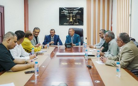رئيس مجلس القضاء الأعلى يناقش مع محافظ عدن وهيئة العقارات تخصيص مساحة لإنشاء مجمع قضائي