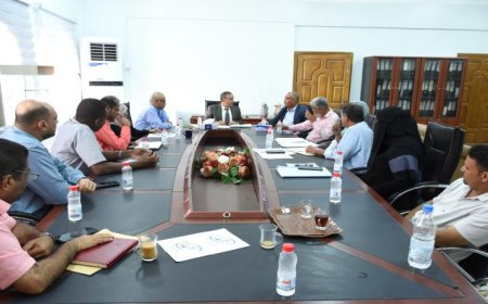 رئيس جامعة عدن يترأس اجتماعاً باللجنة التحضيرية لفعالية اليوم العلمي الثالث بكلية الصيدلة