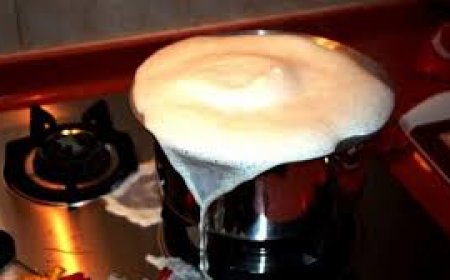 لماذا يفور الحليب عند الغليان بعكس الماء؟