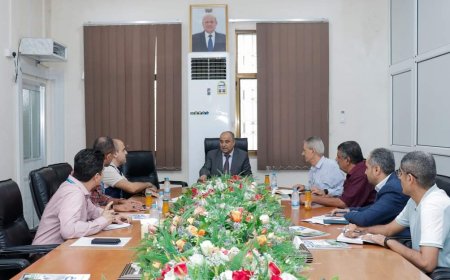 وزير المالية يلتقي عددا من مسؤولي برنامج الأغذية العالمي في عدن