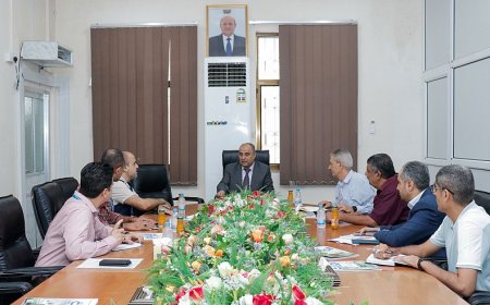 وزير المالية يلتقي عددا من مسؤولي برنامج الأغذية العالمي في عدن