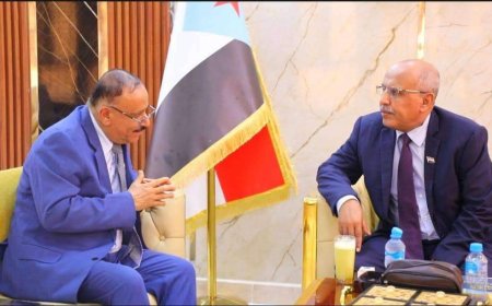 القائم بأعمال رئيس المجلس الإنتقالي الجنوبي يطّلع على سير عمل وزارة النقل وخططها ومشاريعها التطويرية