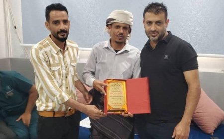 العميد المشوشي يكرم الدكتور الكميتي لجهوده البارزة في علاج جرحى اللواء الأول دعم وإسناد