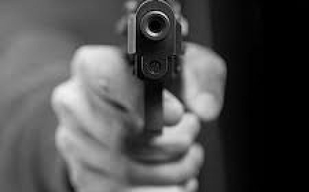 رجل مسلح يجبر مدير مدرسة على إلغاء رسوب نجله (فيديو)