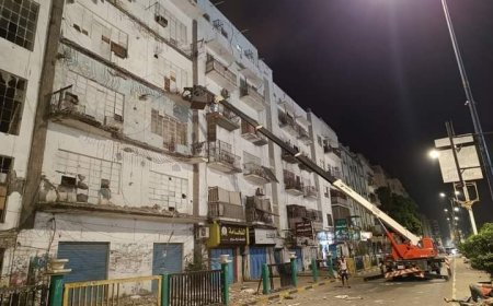 إدارة المعلا تدشن العمل في إزالة البلوكانات المتهاكلة بعمارة ارتيريا