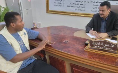 خلال لقائه بممثل مؤسسة إنجاز للتنمية..مدير عام المنصورة يناقش تنفيذ مشروع الحماية الإجتماعية بالمديرية