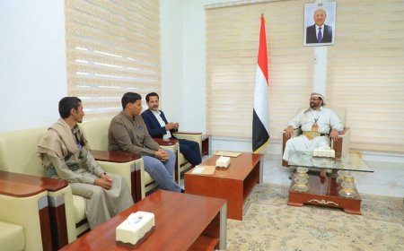 العرادة يكرِّم طالبين من أوائل الجمهورية في اختبارات الثانوية العامة بمأرب