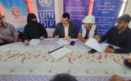 بتكلفة ( 130 ) ألف دولار...مدير عام المنصورة يسلم مشروع بناء وتاثيث ( 6 ) فصول إضافية بثانوية أحمد حامد خليفة للجهة المنفذة
