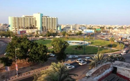 عدن.. قوة امنية تداهم منزل وتعتقل تاجر في خور مكسر