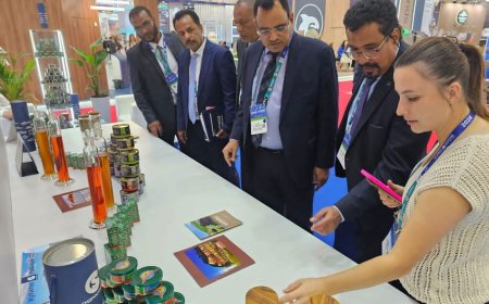 الوزير السقطري يزور معرض صناعة الصيد والمأكولات البحرية والتكنولوجيا بمدينة سانت بطرسبورغ