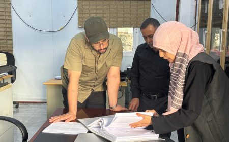 وكيل العاصمة عدن السقاف يتفقد سير العمل في مكتب الصناعة والتجارة ويشيد بمستوى الأداء