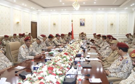 الداعري يرأس اجتماعا موسعا لقيادات وزارة الدفاع وهيئة الأركان العامة وقادة المناطق 